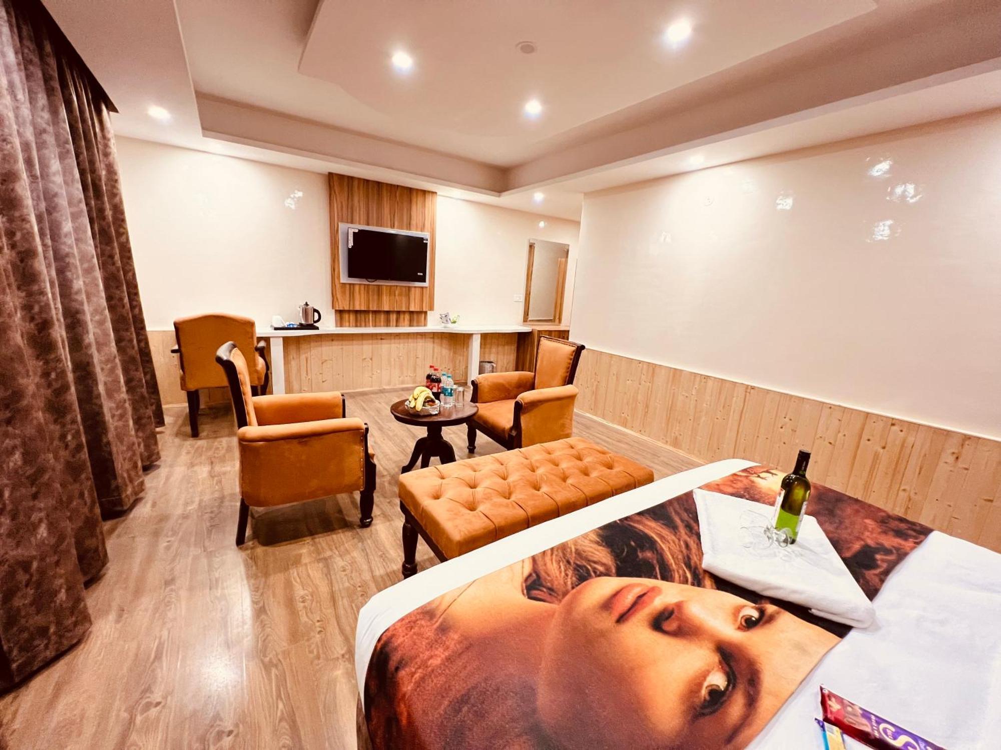 Hill River - Heated & Air Cooled, Near Mall Road - Parking, Lawn, Playing Zone & Much - Couple Friendly 4* Manali (Himachal Pradesh)