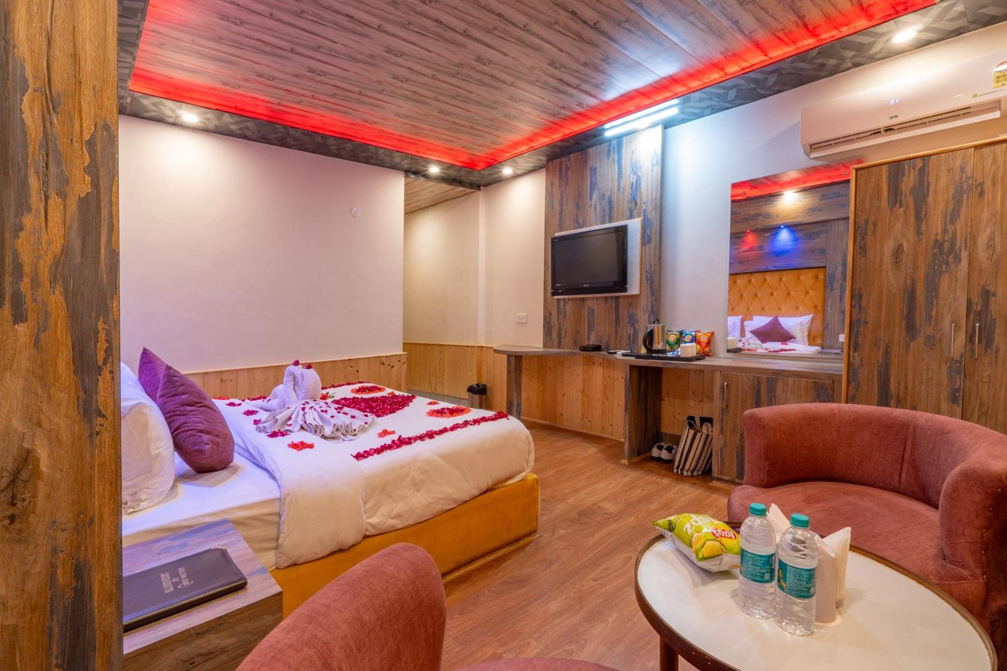 Hill River - Heated & Air Cooled, Near Mall Road - Parking, Lawn, Playing Zone & Much - Couple Friendly 4*