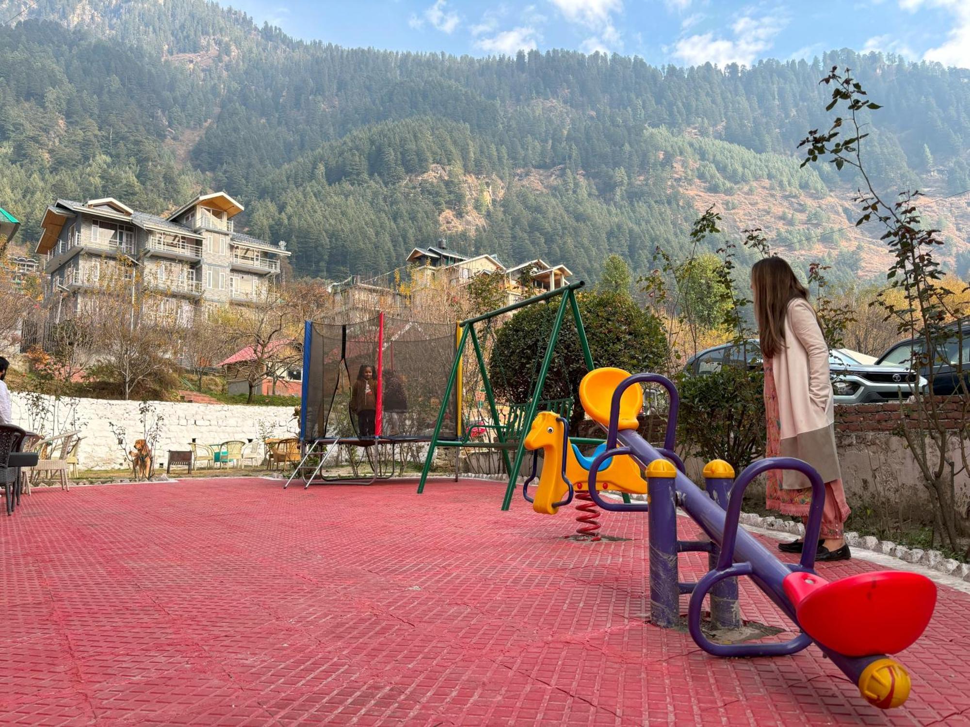 Hill River - Heated & Air Cooled, Near Mall Road - Parking, Lawn, Playing Zone & Much - Couple Friendly Resort 4*